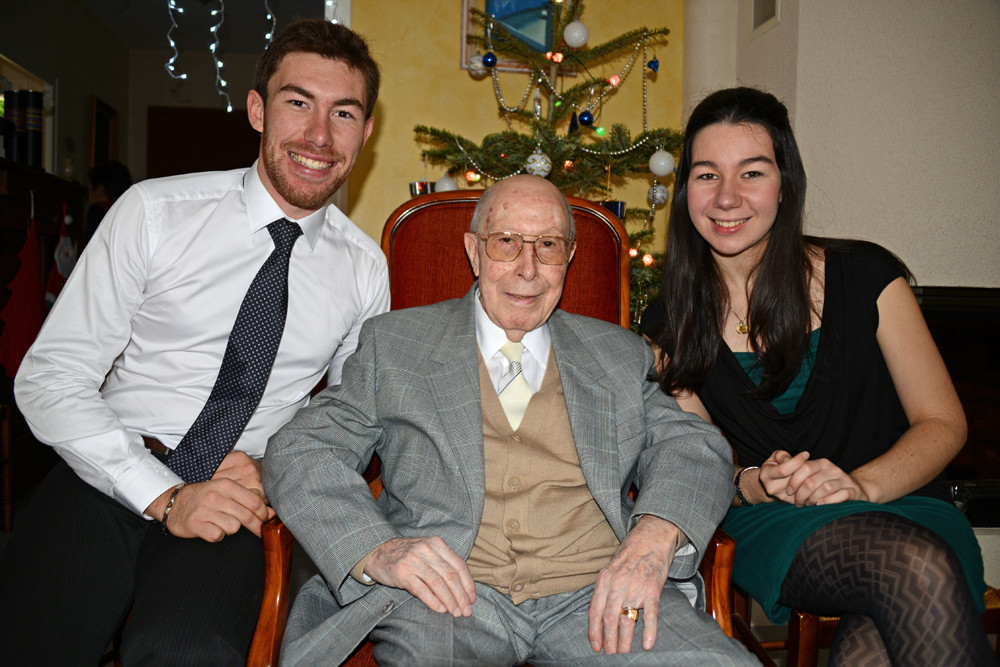Marcel Castelbou avec ses petits-enfants le 25 décembre 2012